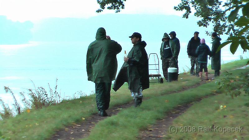 2008-09-13_stromfischen (10).JPG - Es gibt kein schlechtes Wetter - nur unpassende Kleidung.